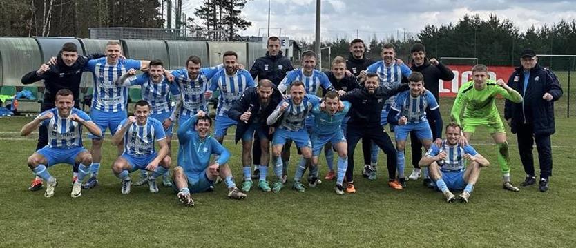 Piłka nożna. Emocje w III lidze, Świt nie zwalnia tempa