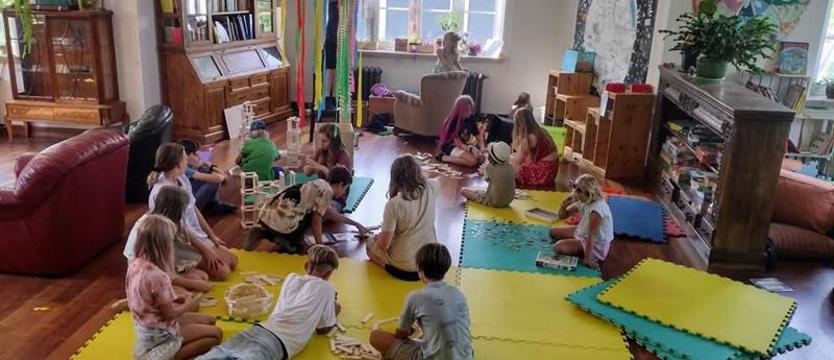 Alternatywa dla tradycyjnego nauczania? Rodzice coraz częściej szukają nowych rozwiązań