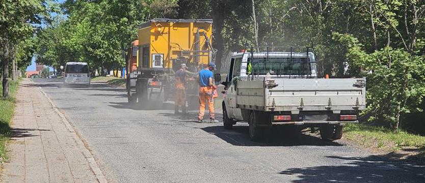 Klejenie dziur w Barlinku. To sprawy nie załatwia