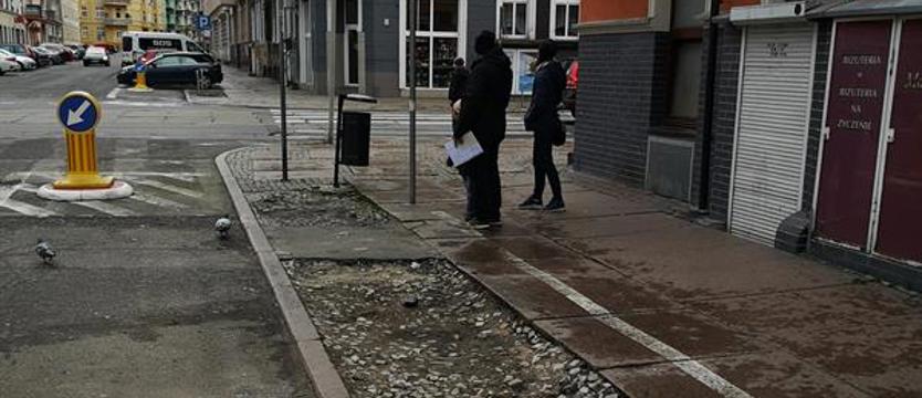 Kostka brukowa znikła z ul. Pocztowej, ale za parkowanie płacić trzeba