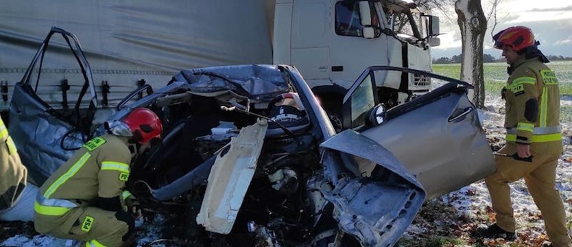 Czołowe zderzenie ciężarówki z samochodem osobowym w Suchaniu