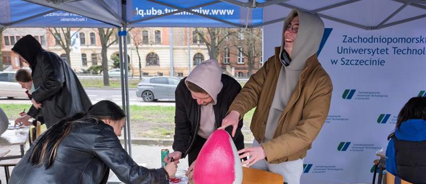 Konkurs malowania betonowych pisanek. ​Akademicka integracja przy pędzlu