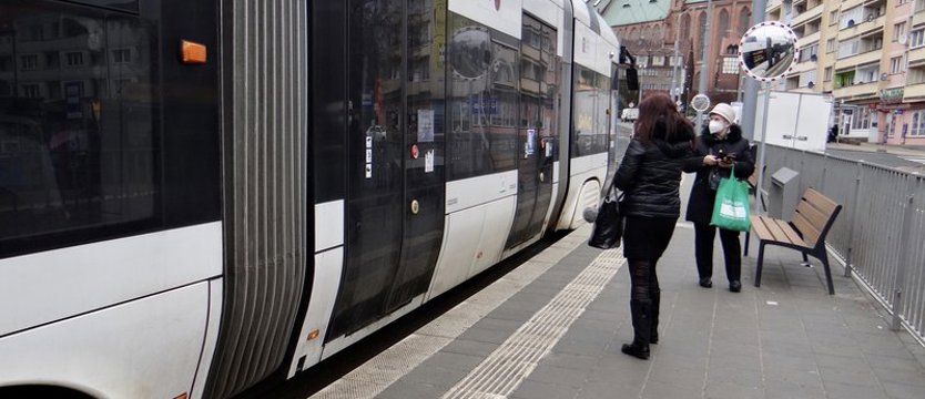 Zamiana przystanków na Wyszyńskiego. Kładą nowy bruk