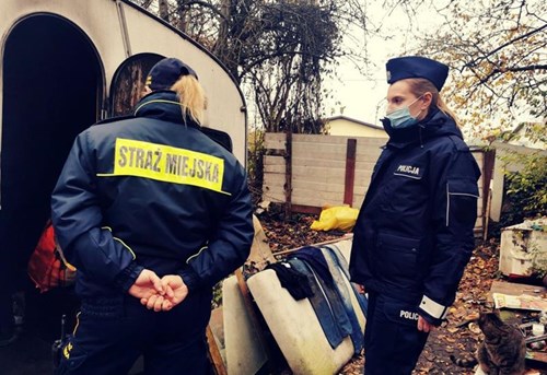 Policja i straż miejska kontrolują miejsca przebywania bezdomnych w Szczecinie