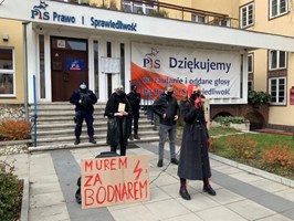 Demonstracja przed  siedzibą PiS - „Murem za Bodnarem”