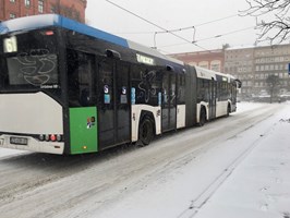 Śniegowe poślizgi w komunikacji, białe jezdnie w Szczecinie