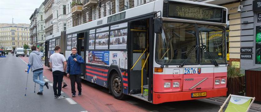 Szczecin na wystawie w oknach autobusu Volvo. Kiedyś  jeździło ich 80 - został jeden
