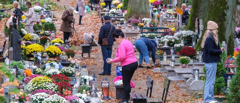 Ruch przy cmentarzach coraz większy. Trwają przygotowania do Wszystkich Świętych