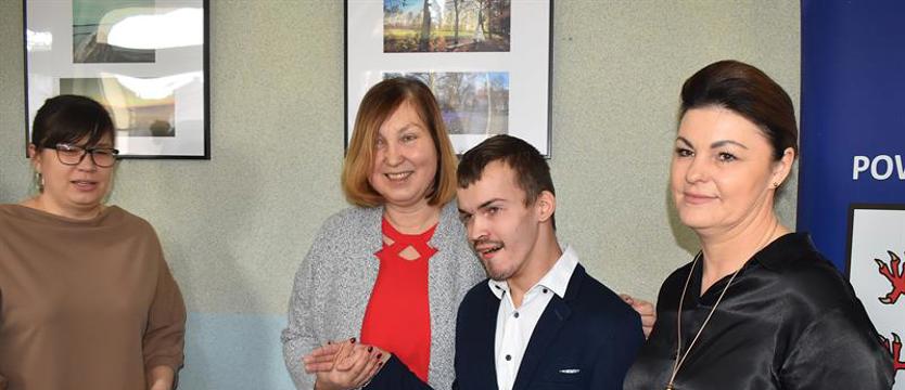 Porzucony i sam, ale otoczony przyjaciółmi. Świat fotografii Michała Hoffty