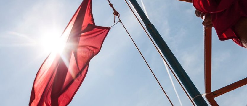 Wysokie fale i silne prądy wsteczne uniemożliwiają kąpiel w morzu