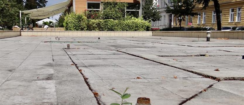 W miejscu basenów – „suchy plac”? Gruzy po fontannach