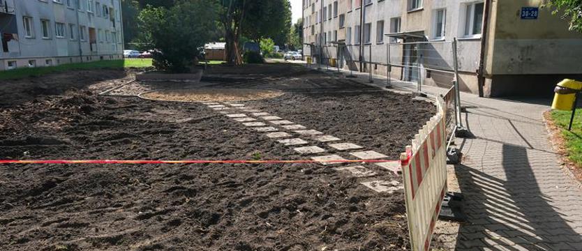 Beton już zniknął. Podwórka w Dąbiu nabierają kształtu