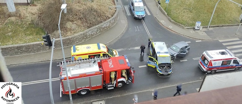 Kolizja na skrzyżowaniu w Stargardzie. Radiowóz nie ustąpił pierwszeństwa