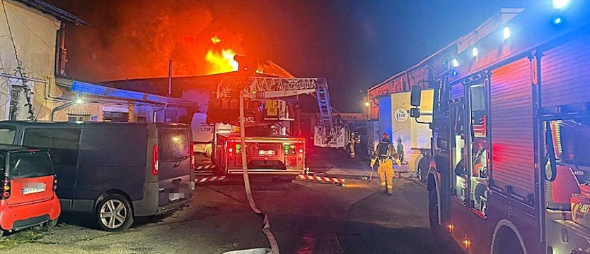 Pożar hali w Stargardzie. Strażacy walczyli z ogniem przez całą noc