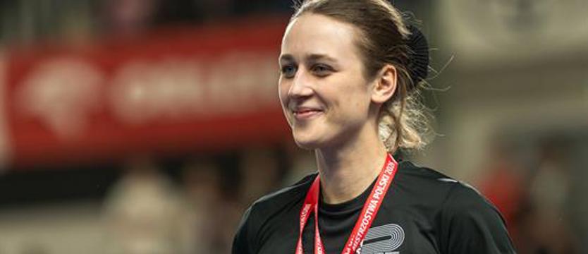 Lekkoatletyka. Pani stomatolog z tyczką w ręku