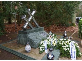 W 29. rocznicę morskiej tragedii wieńce pod Pomnikiem Ofiar Promu Jan Heweliusz
