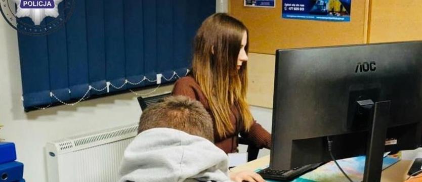 Zerwał baner, a w zemście rzucił kamieniem w auto