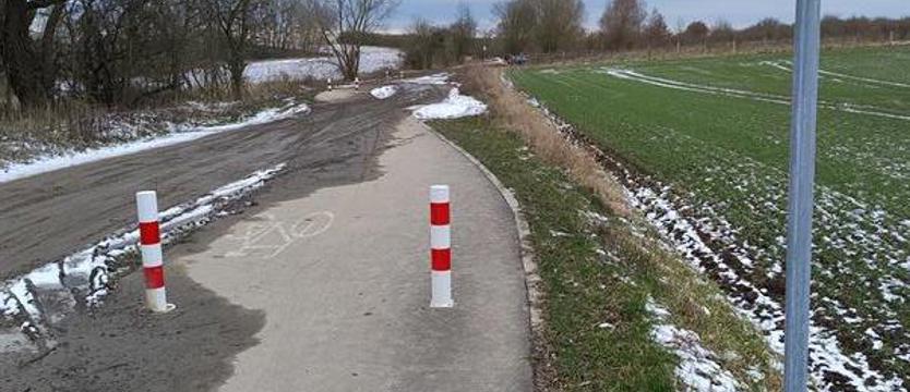 Co z tą ścieżką? Zabłocona tak, że rowerzystom trudno przejechać