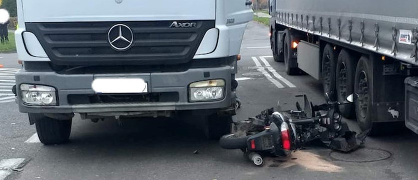 Kobieta ranna w zderzeniu skutera z ciężarówką w Łobzie