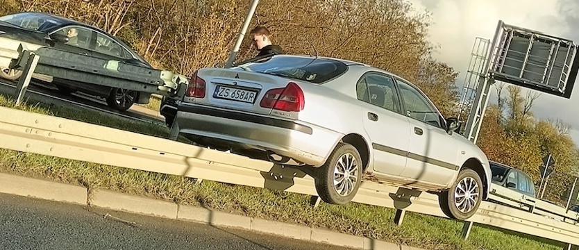 Auto zawisło na barierce