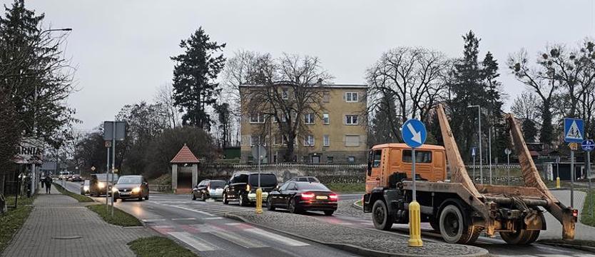 Protesty wstrzymały prace. Drogowe obejście miasta oddala się w czasie