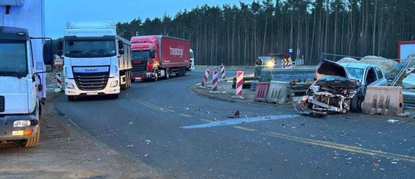 Zderzenie ciężarówki z samochodem osobowym na S3. Zablokowana droga