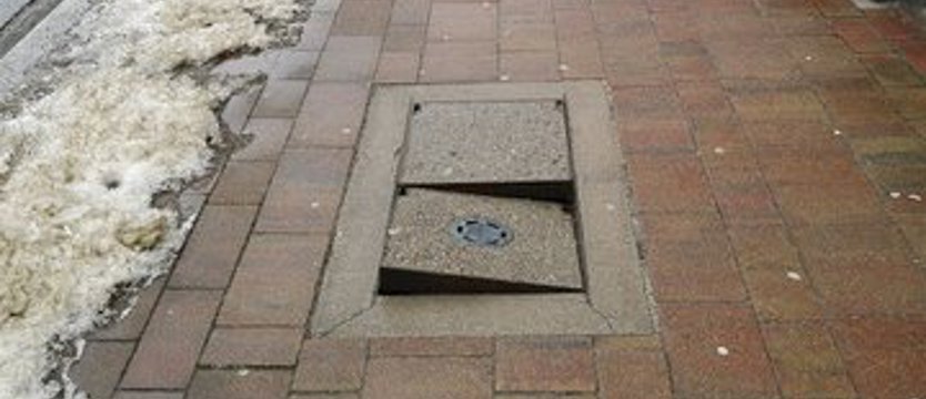 Niebezpieczna pułapka na chodniku