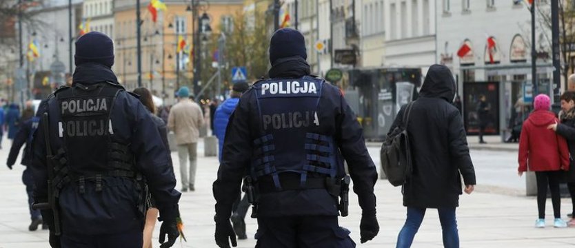 Ewakuacja Krakowskiego Przedmieścia. Antyterroryści zabezpieczyli pocisk o dużej sile rażenia