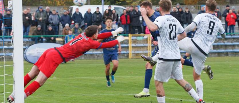 Piłka nożna. Świt górą w derbach na szczycie