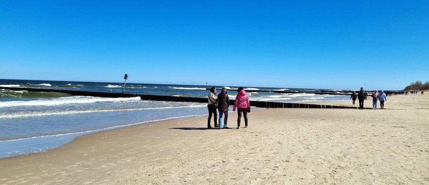 Słońce nad morzem, więc można iść na spacer