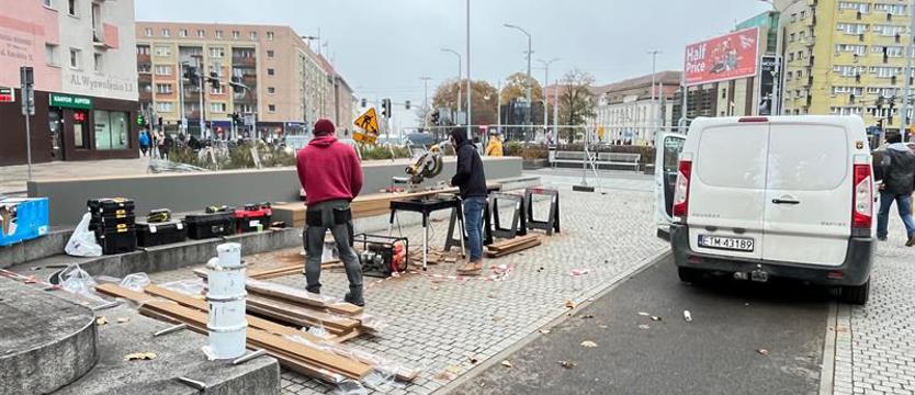 Zmiany na placu Adamowicza