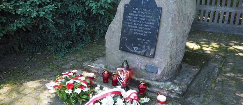 W Narodowy Dzień Pamięci Ofiar Niemieckich Nazistowskich Obozów Koncentracyjnych i Obozów Zagłady. W Policach kwiaty i znicze