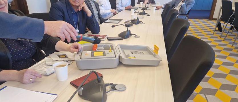 Miasto zwiększy dostęp do defibrylatorów. Dyskusja wokół urządzenia, które ratuje życie