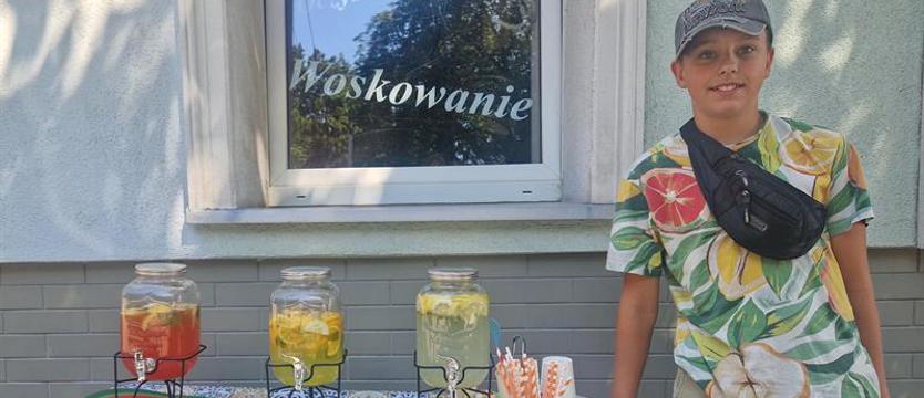 Kacper sprzedaje lemoniadę. Chce uzbierać na basen albo rower
