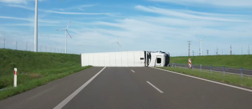 Przewrócona ciężarówka blokuje S6 w kierunku Koszalina