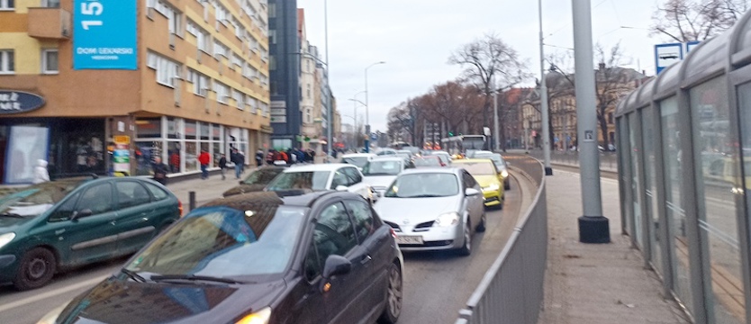 W niedzielę sklepy otwarte, korki wokół szczecińskich marketów