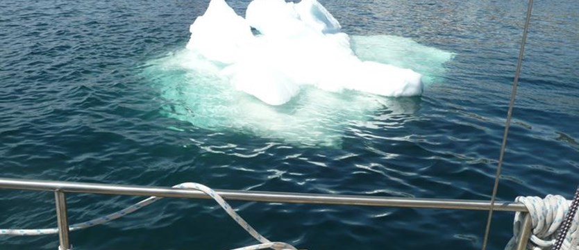 „Regina R. II” płynie wzdłuż Grenlandii. Taniec z lodowymi górami