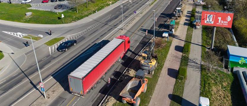 Nowa zatoka prawie gotowa. Parking do kontroli ciężarówek