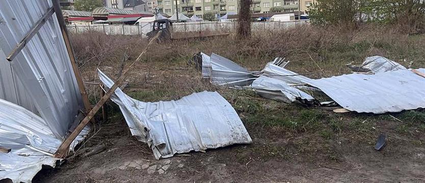 BMW wjechało na podwórze i zniszczyło ogrodzenie. Kierowca uciekł