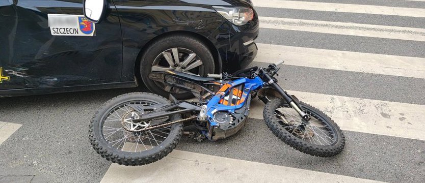 Elektryczny motorower zderzył się z taksówką