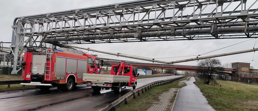 Wygięta rura zatarasowała przejazd ul. Jasienicką w Policach
