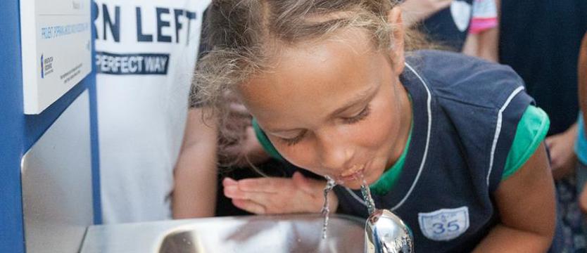 Uczniom i nauczycielom doskwierają upały. Dyrektorzy skracają lekcje