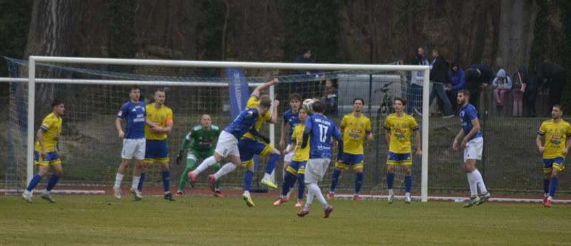 Piłka nożna. Skandal na trybunach Floty!