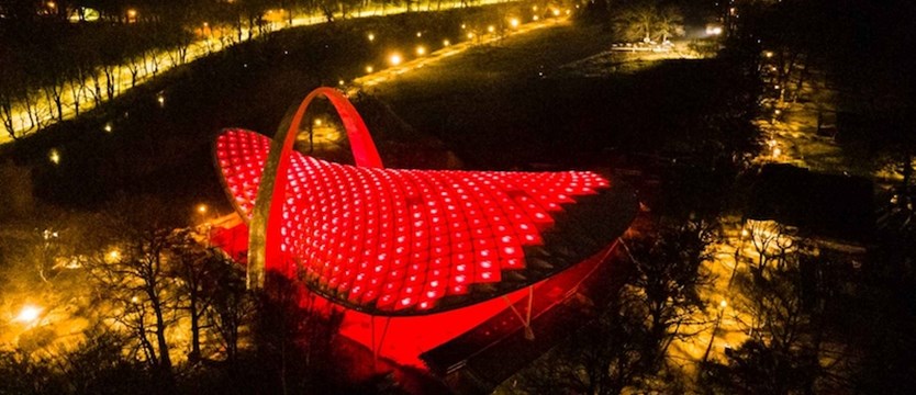 Kolorowe światła na dachu Teatru Letniego w Szczecinie. "Najpiękniejsza scena w Polsce!"