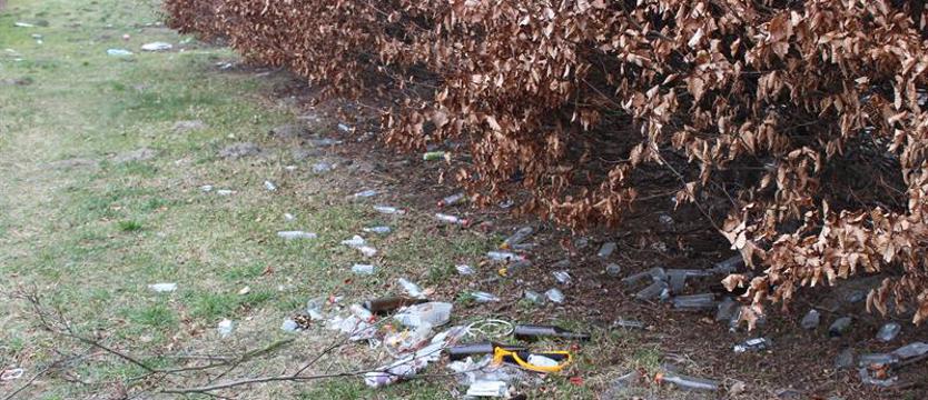 Piją, palą, śmiecą. „Tak ma wyglądać ścieżka rowerowa?”