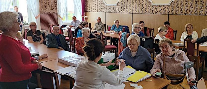 Mają przycisk SOS i GPS-a. Opaski dla seniorów