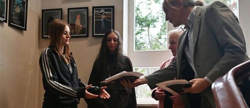 Wydobyć emocje. Wystawa w galerii „Przy Oknie”