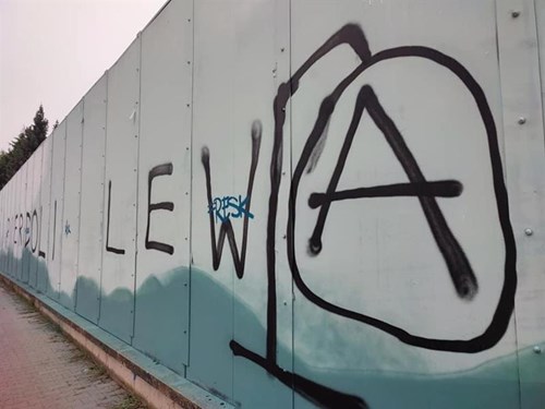 Wulgarny napis na ścianie przygotowanej na Urban Art Szczecin 2021