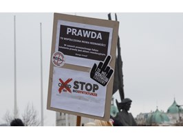 Wiec antyszczepionkowców w Szczecinie.  Przeciwko "segregacji" i "biodyktaturze"