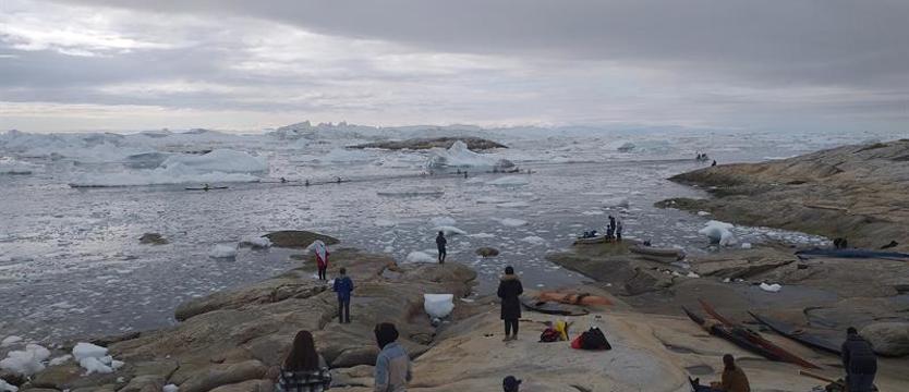 Dwa słońca na horyzoncie. Góry lodowe jak boiska, hale sportowe, samoloty